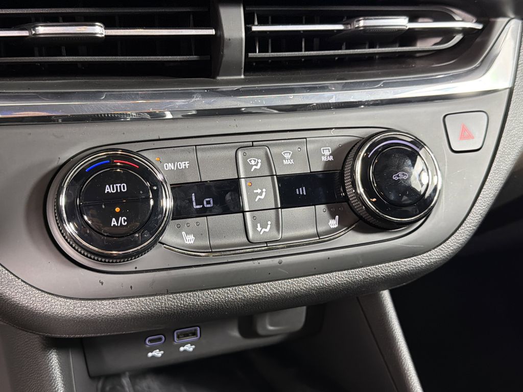 new 2025 Buick Envista car, priced at $24,280