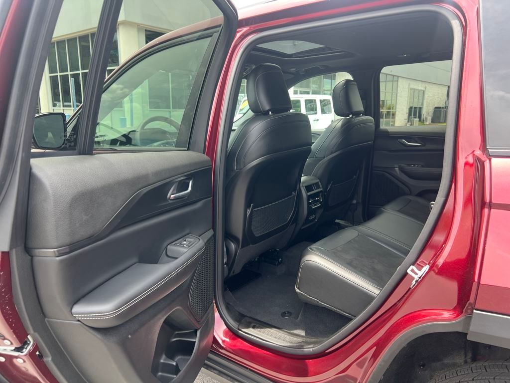 new 2025 Jeep Grand Cherokee car, priced at $38,990