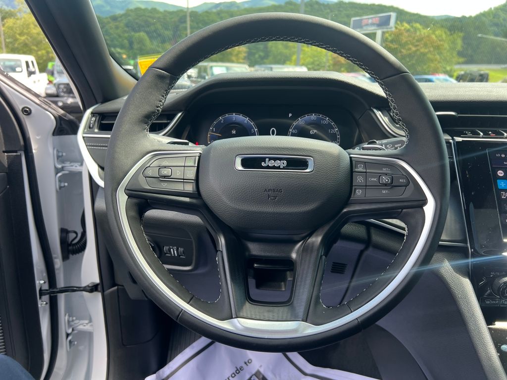 new 2025 Jeep Grand Cherokee car, priced at $38,900
