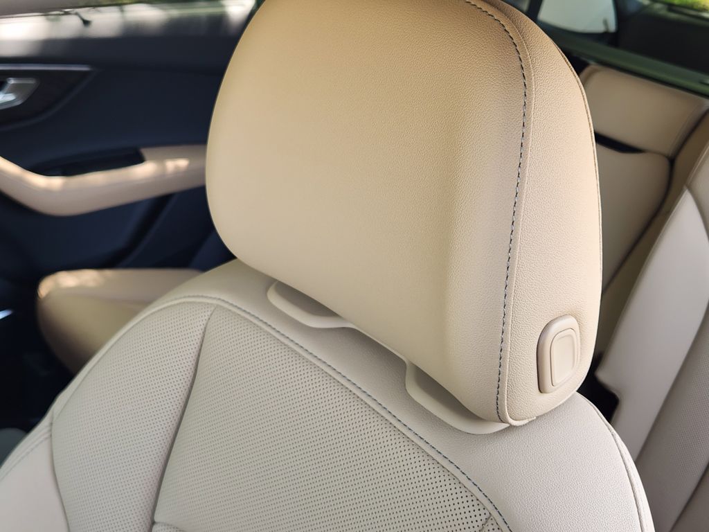 new 2025 Audi Q7 car, priced at $77,840