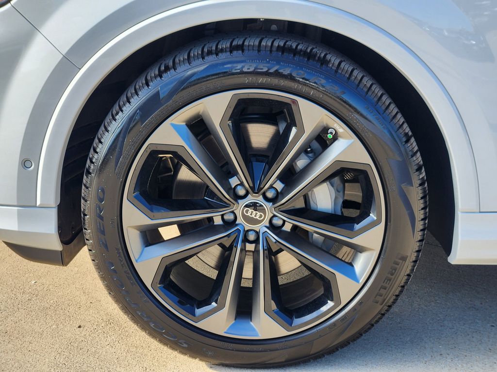 new 2025 Audi Q7 car, priced at $77,450