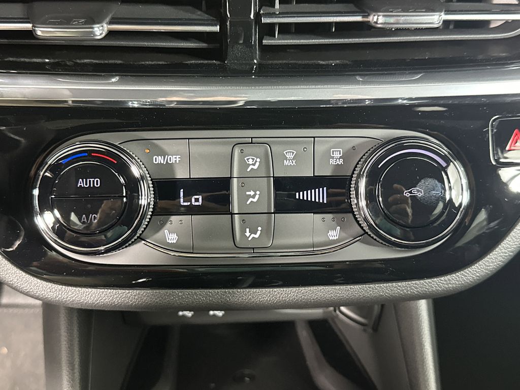 new 2025 Buick Envista car, priced at $26,070