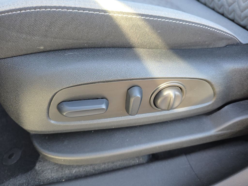 used 2023 Chevrolet Equinox car, priced at $18,994