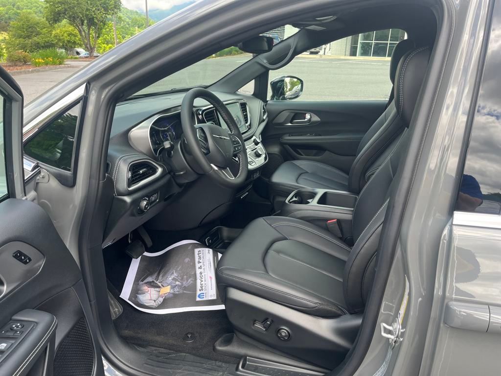 new 2025 Chrysler Pacifica car, priced at $43,527