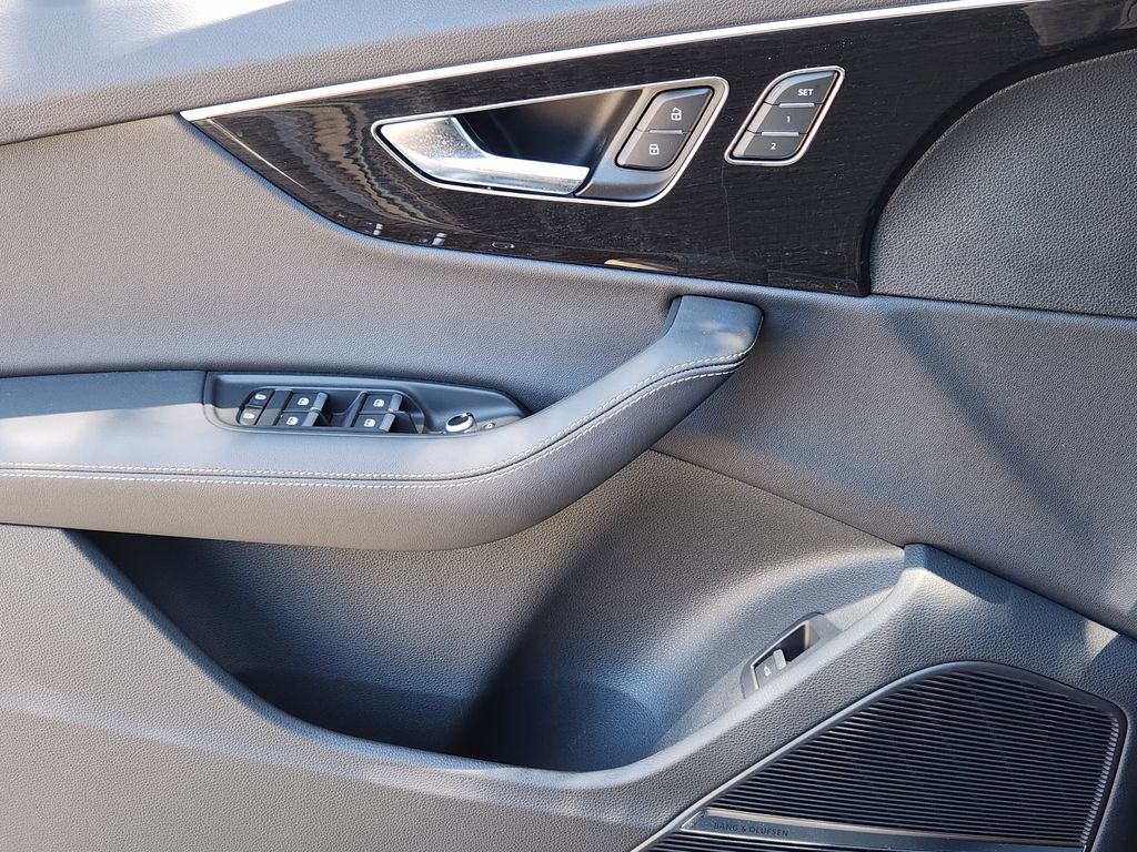 new 2025 Audi Q7 car, priced at $77,840