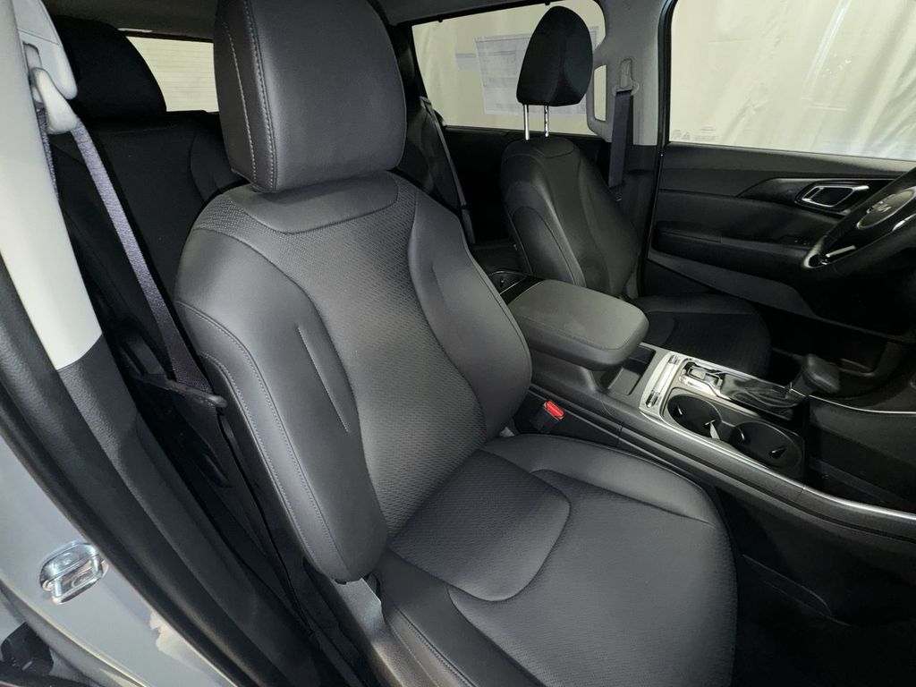 new 2025 Kia Carnival car, priced at $47,884