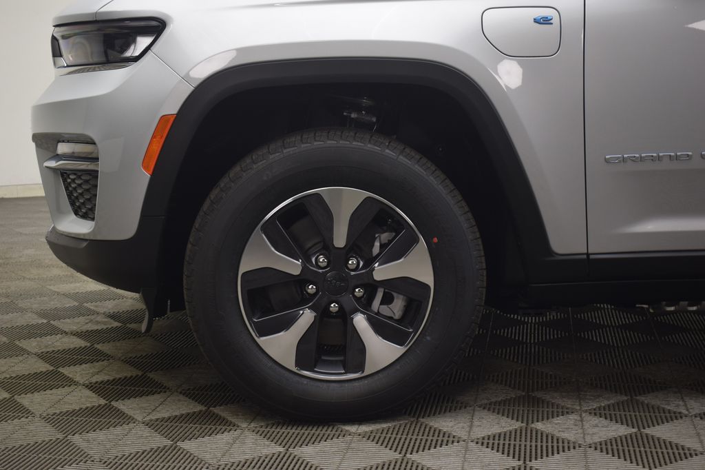 new 2025 Jeep Grand Cherokee car, priced at $52,550