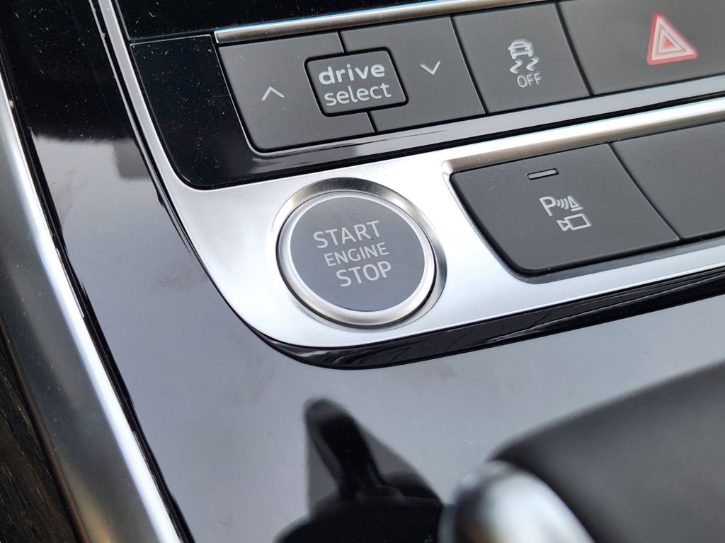 new 2025 Audi Q7 car, priced at $77,840
