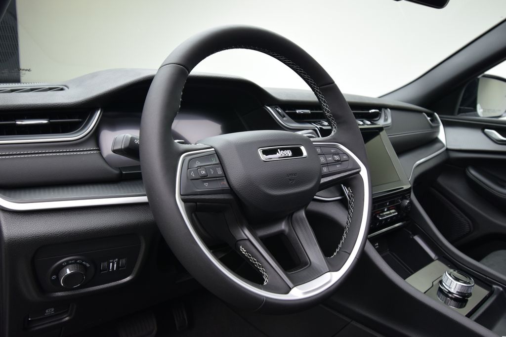 new 2025 Jeep Grand Cherokee car, priced at $44,347
