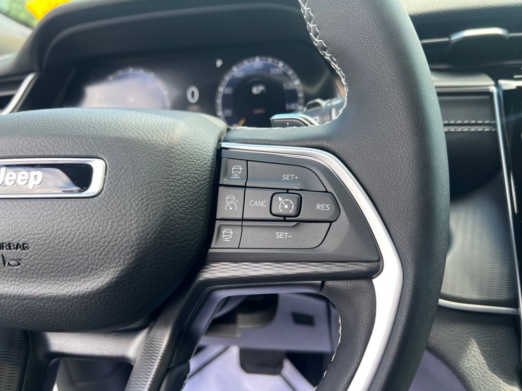 new 2025 Jeep Grand Cherokee car, priced at $38,900