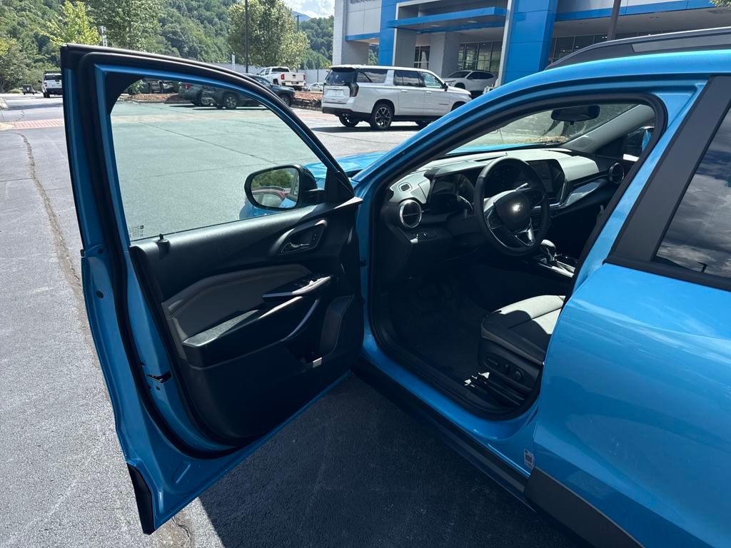 new 2025 Chevrolet Trax car, priced at $27,085
