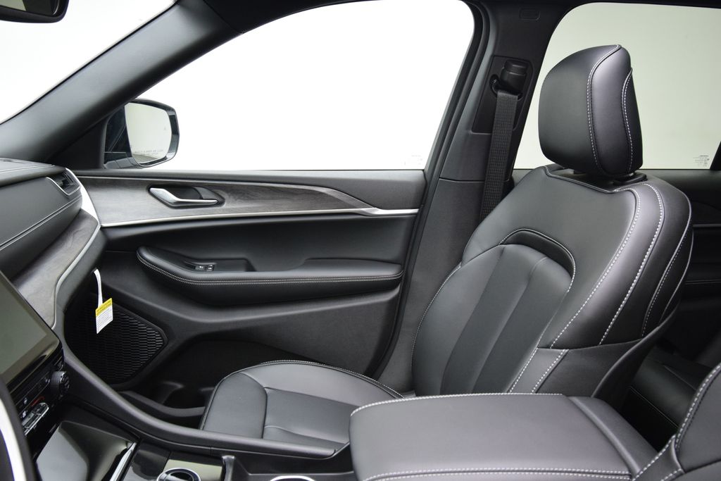new 2025 Jeep Grand Cherokee car, priced at $46,126