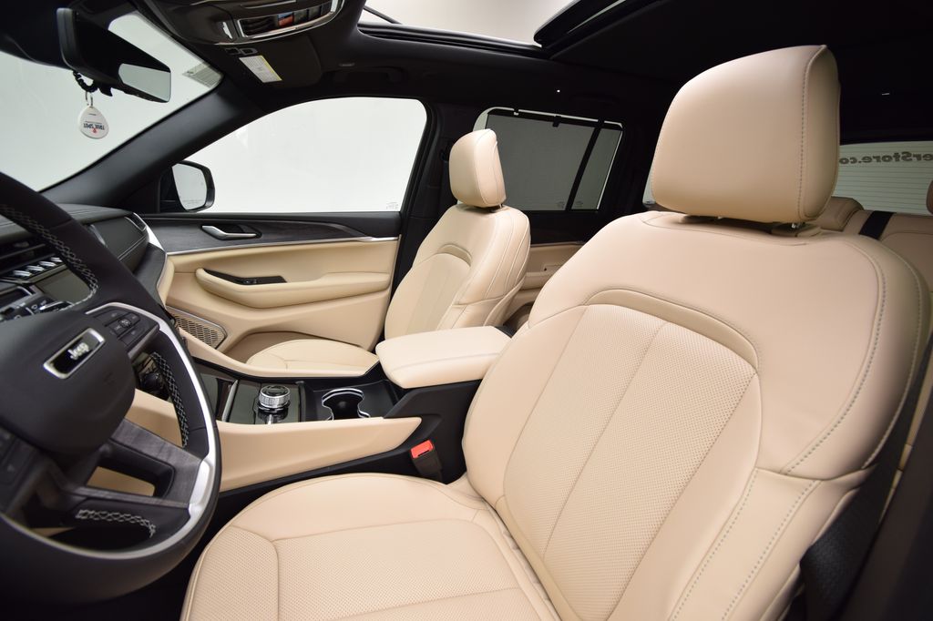new 2025 Jeep Grand Cherokee car, priced at $52,938