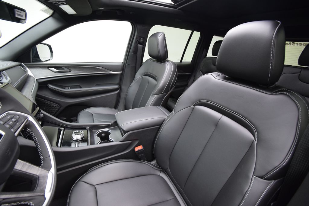new 2025 Jeep Grand Cherokee car, priced at $45,285