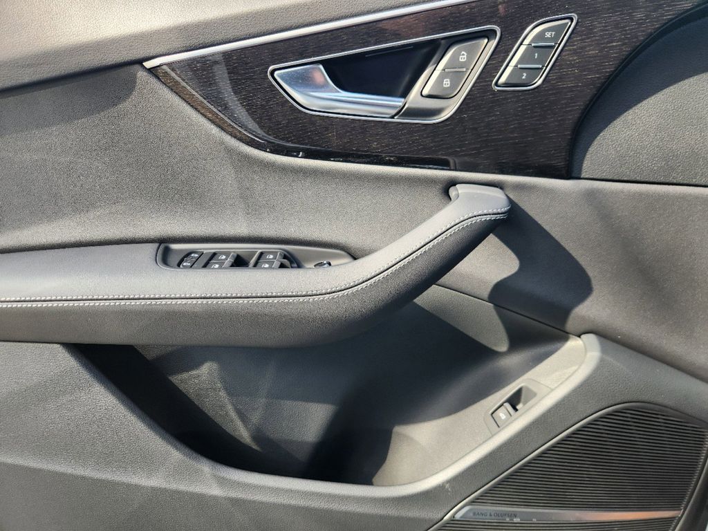 new 2025 Audi Q7 car, priced at $77,840