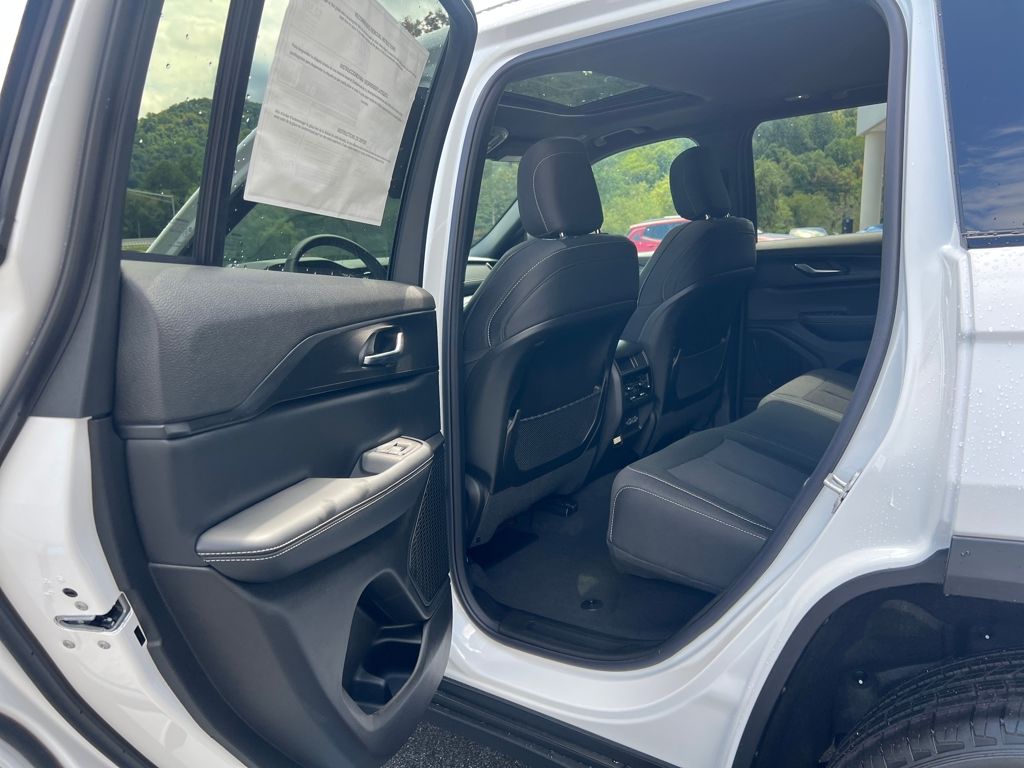 new 2025 Jeep Grand Cherokee car, priced at $38,900