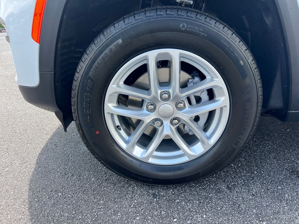 new 2025 Jeep Grand Cherokee car, priced at $38,900