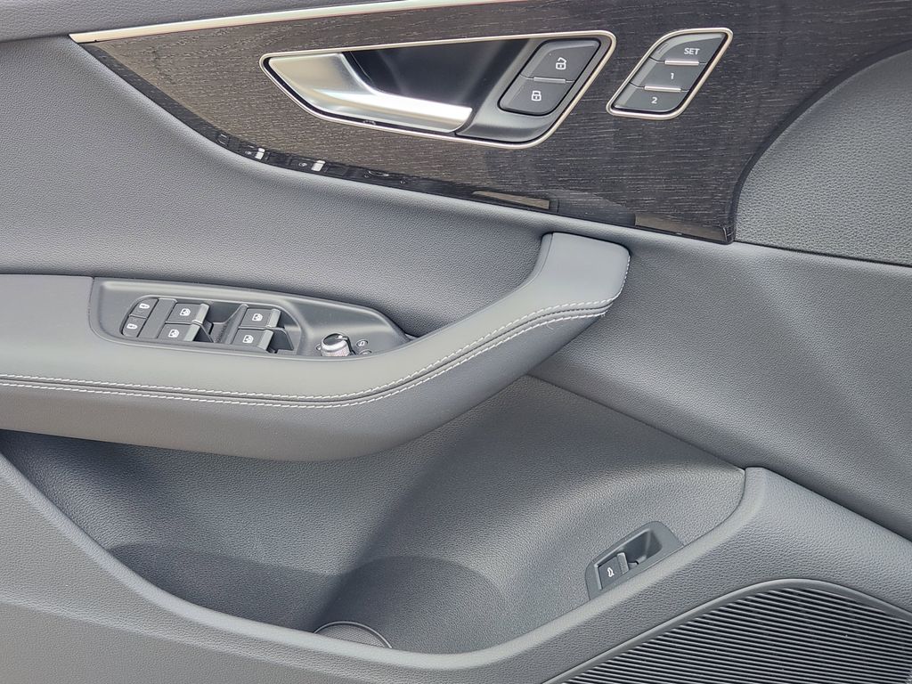 new 2025 Audi Q7 car, priced at $77,840