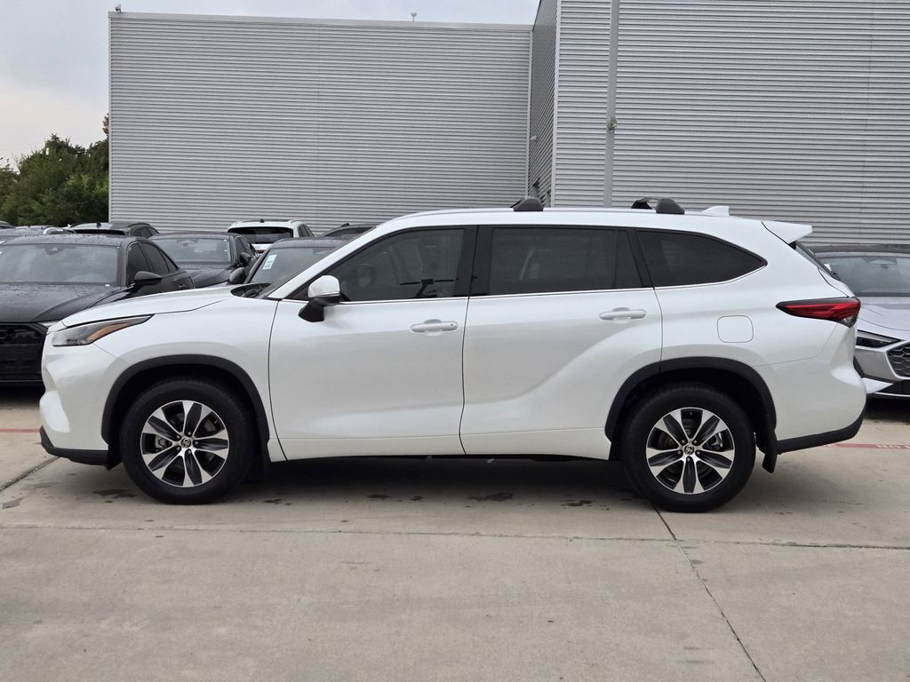 used 2022 Toyota Highlander car, priced at $35,572