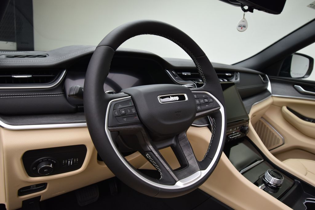 new 2025 Jeep Grand Cherokee car, priced at $52,938