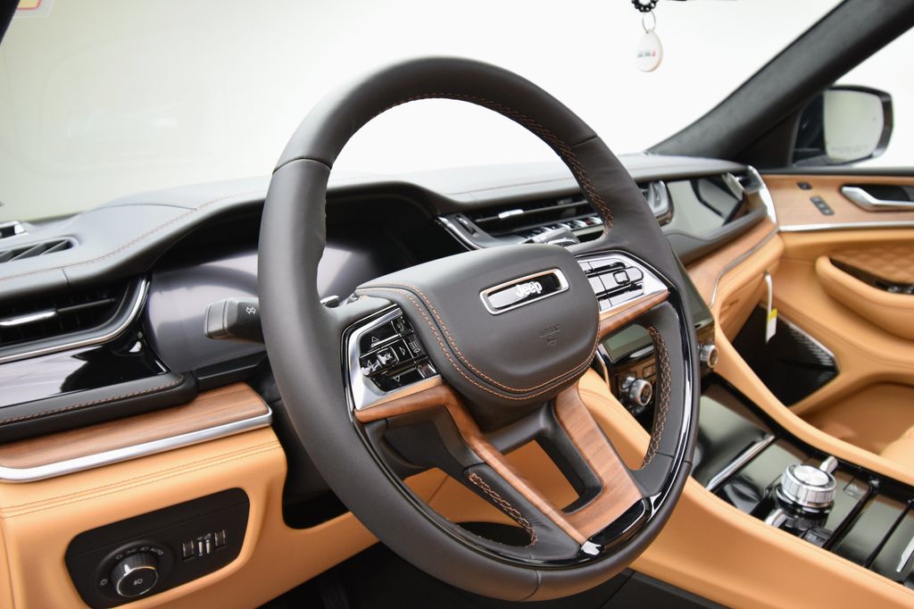 new 2025 Jeep Grand Cherokee car, priced at $68,580