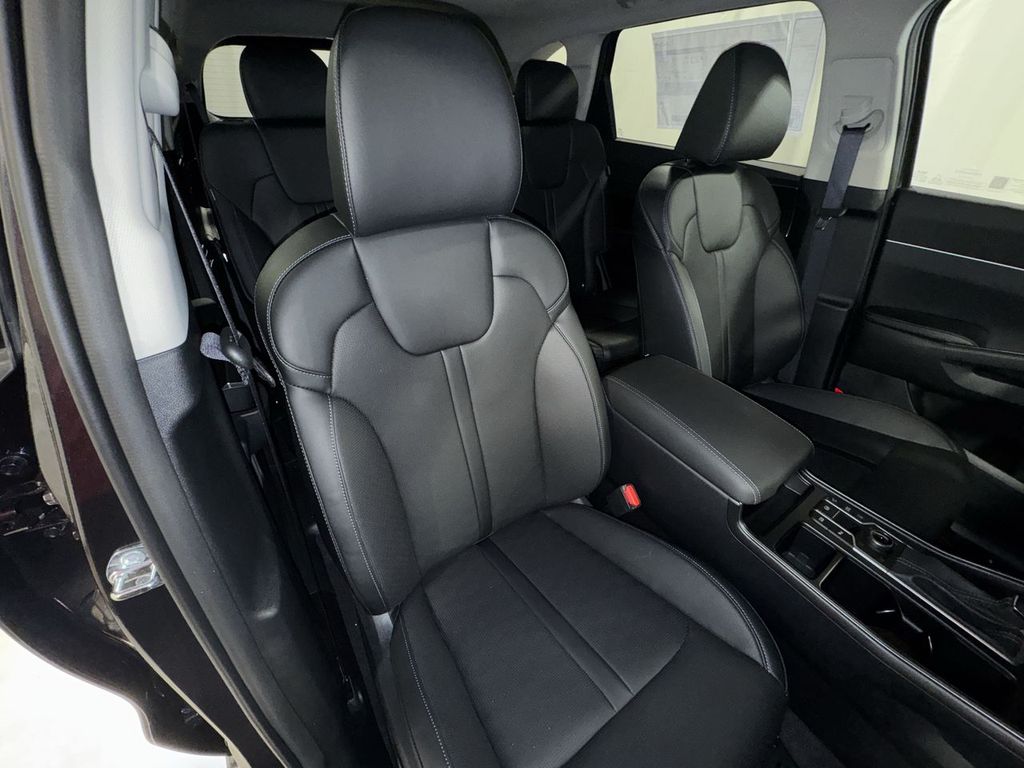 new 2025 Kia Sorento car, priced at $40,546