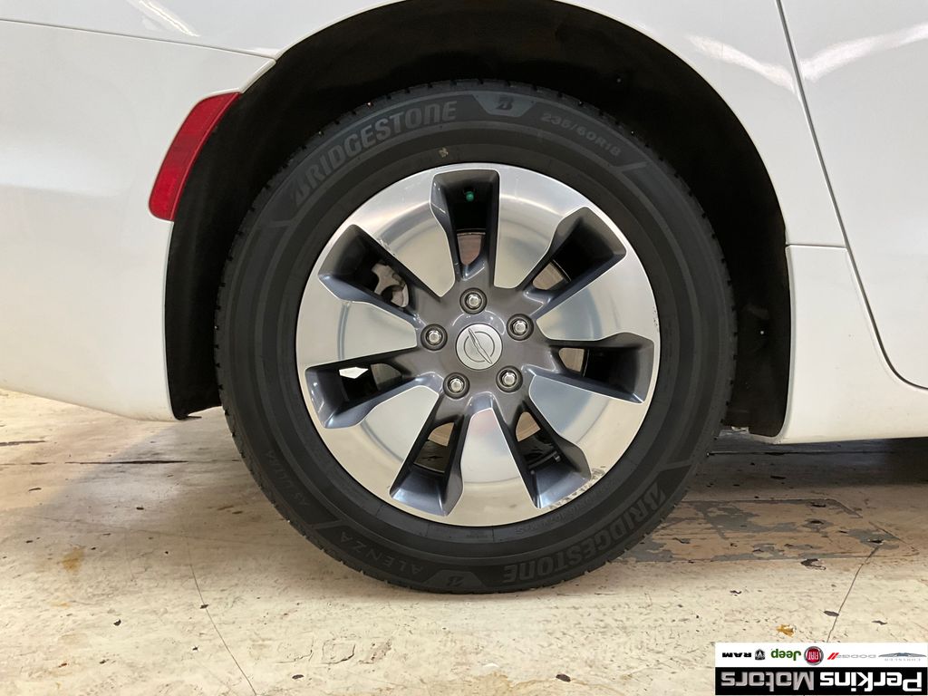 used 2018 Chrysler Pacifica Hybrid car, priced at $22,351