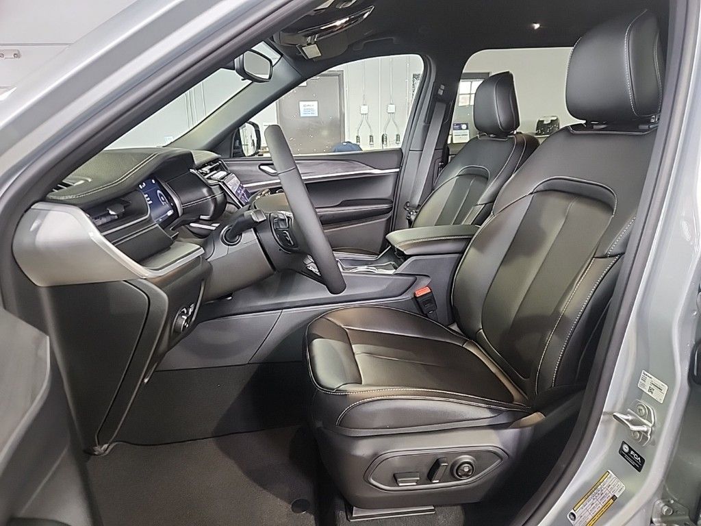 new 2024 Jeep Grand Cherokee L car, priced at $44,920