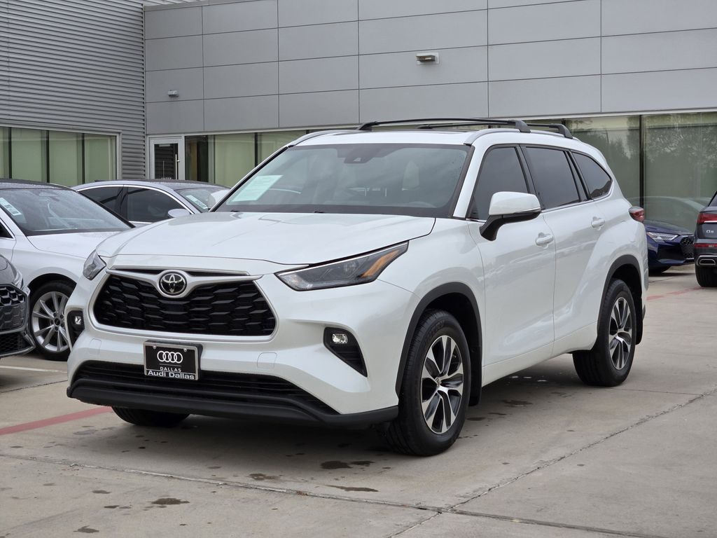 used 2022 Toyota Highlander car, priced at $35,572