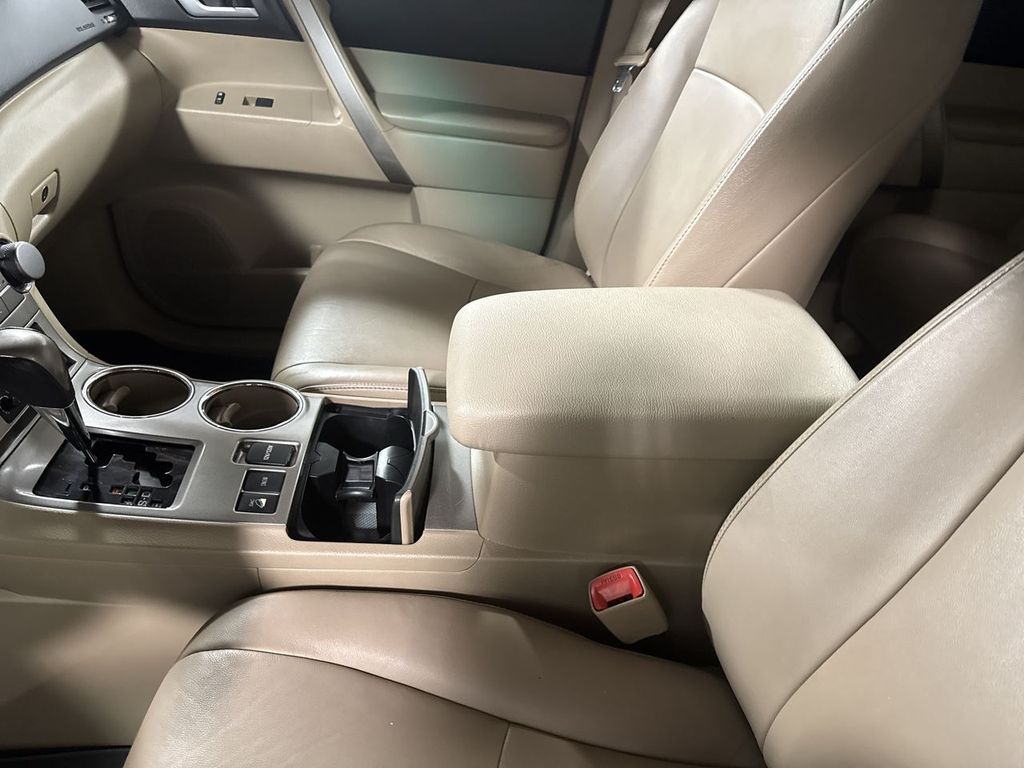 used 2013 Toyota Highlander car, priced at $14,992