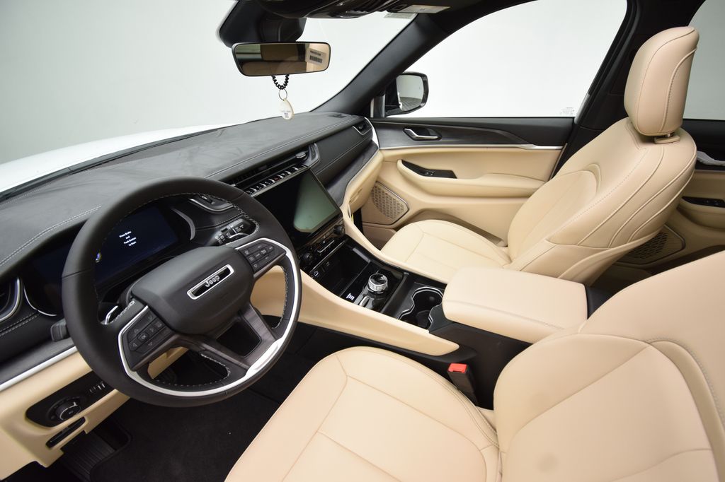 new 2025 Jeep Grand Cherokee car, priced at $49,254