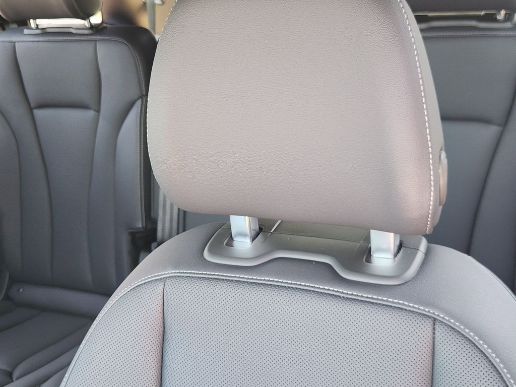 new 2025 Audi Q7 car, priced at $77,840