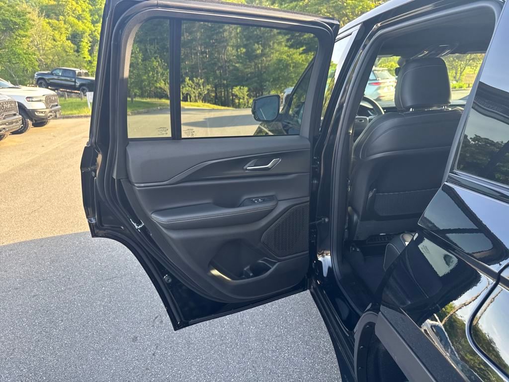 new 2025 Jeep Grand Cherokee car, priced at $42,290
