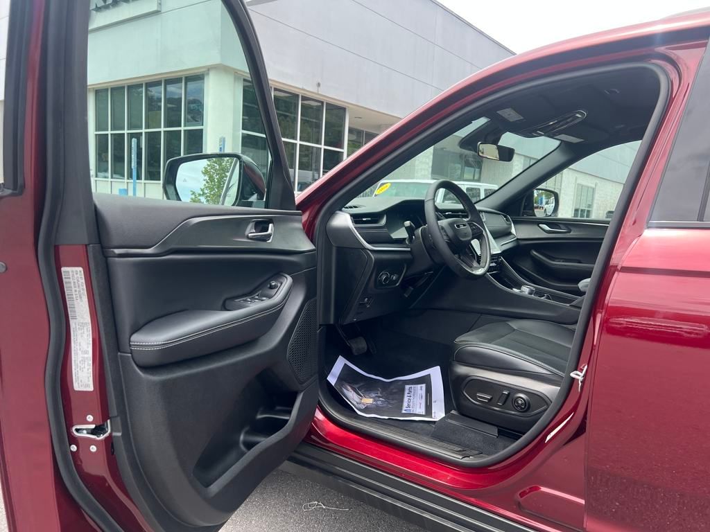 new 2025 Jeep Grand Cherokee car, priced at $38,990