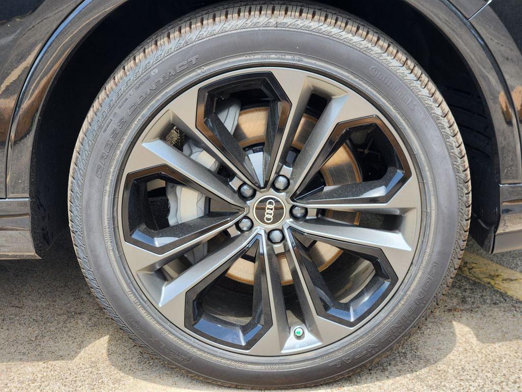 new 2025 Audi Q7 car, priced at $77,840