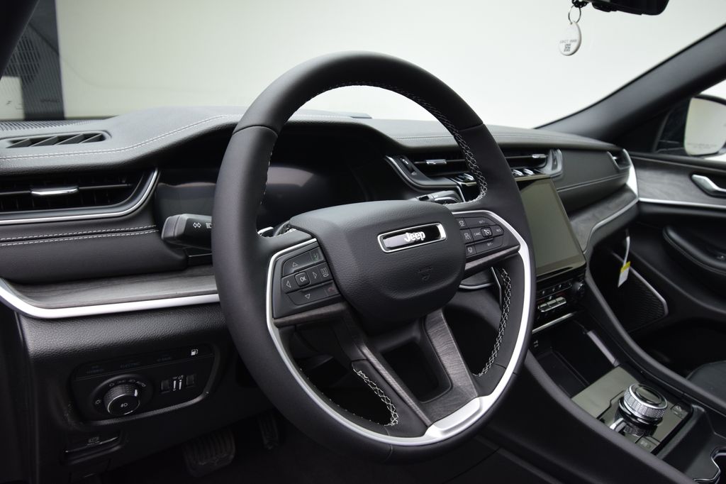 new 2025 Jeep Grand Cherokee car, priced at $55,829