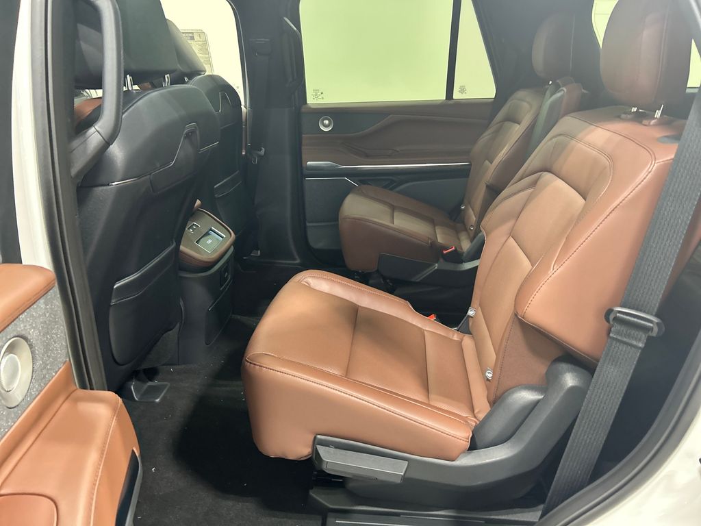 new 2025 Lincoln Navigator car, priced at $102,985