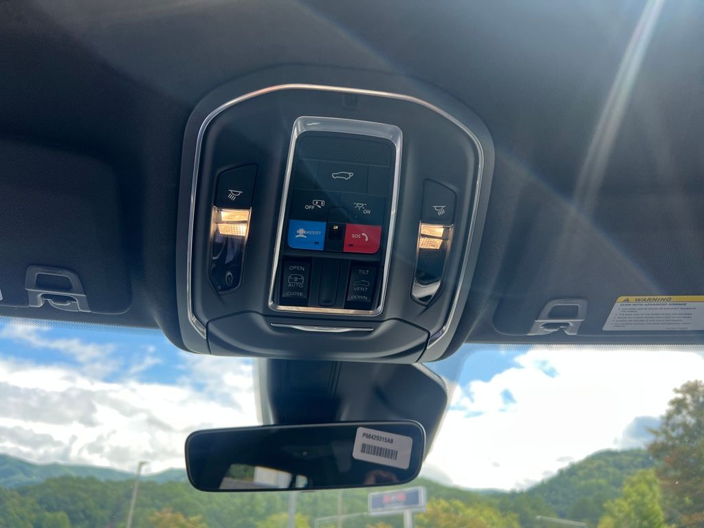 new 2025 Jeep Grand Cherokee car, priced at $38,900