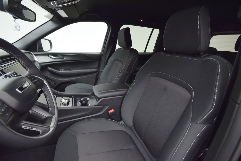 new 2025 Jeep Grand Cherokee car, priced at $40,067