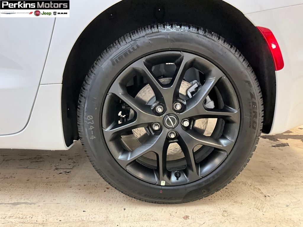 new 2025 Chrysler Pacifica car, priced at $47,352