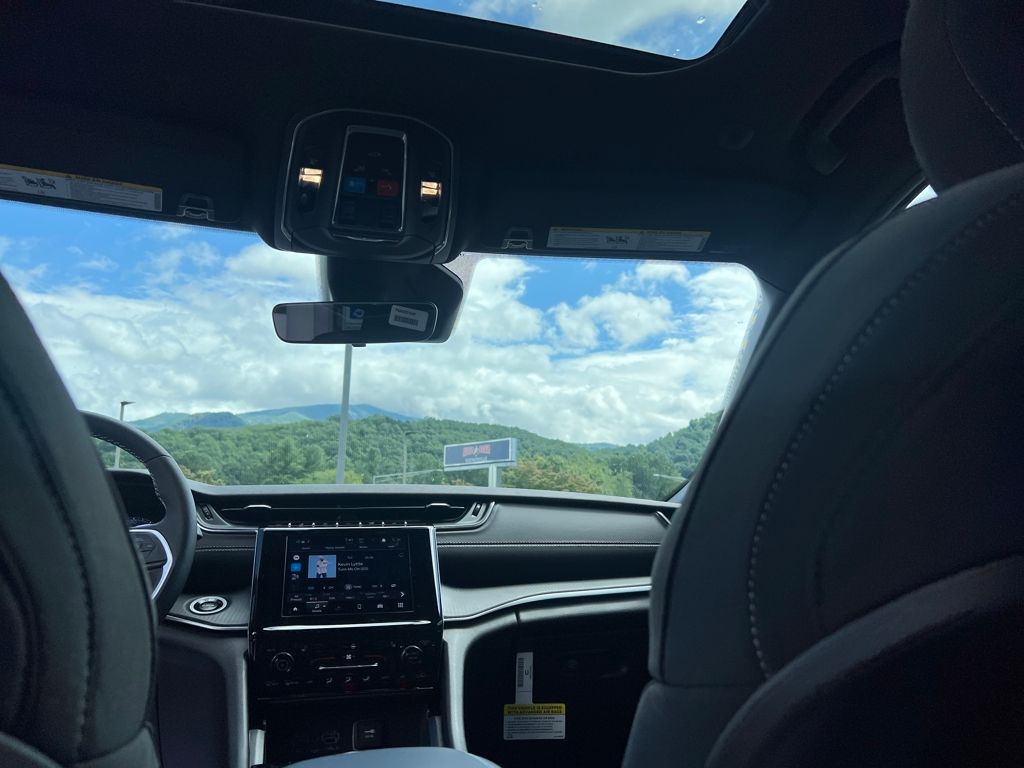 new 2025 Jeep Grand Cherokee car, priced at $38,900
