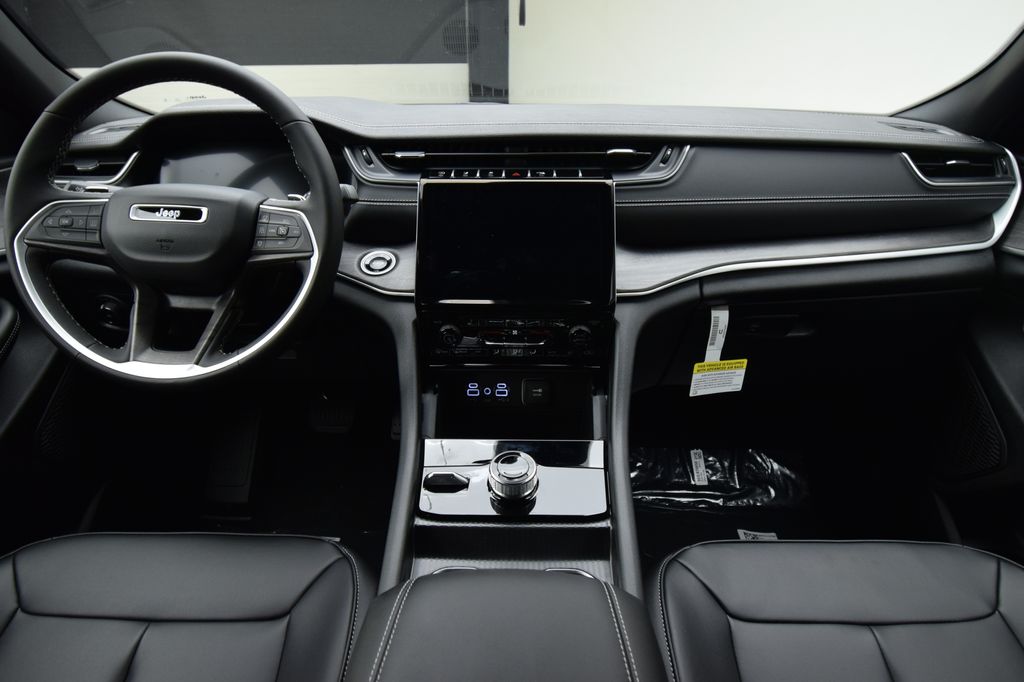 new 2025 Jeep Grand Cherokee car, priced at $42,570