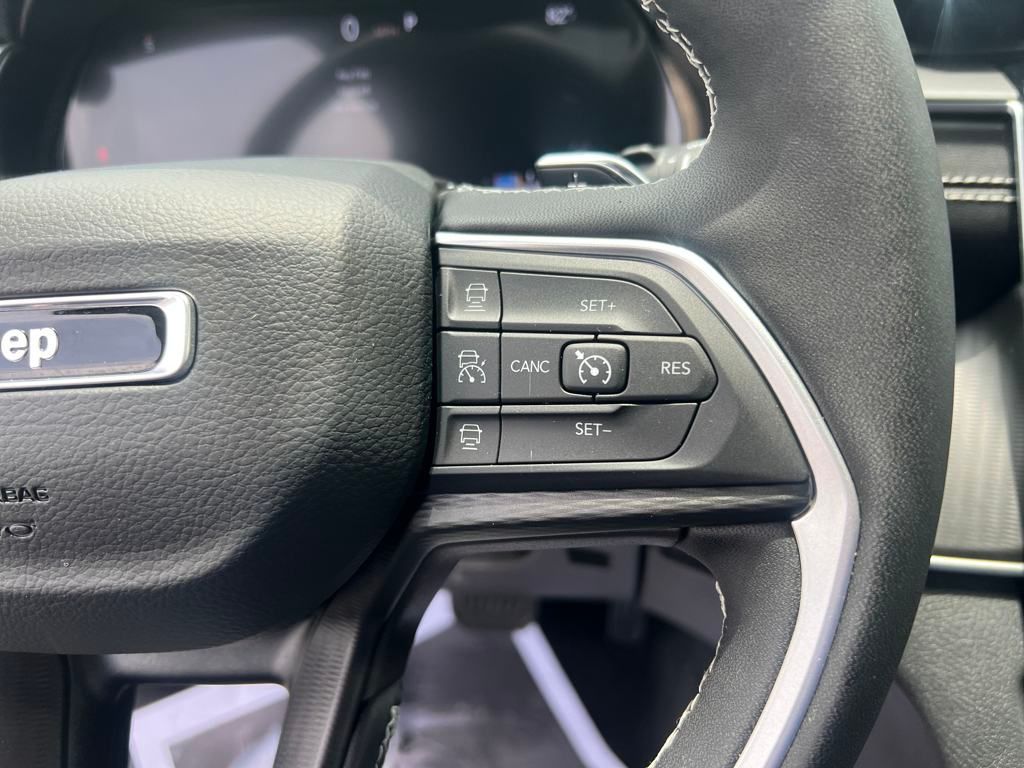 new 2025 Jeep Grand Cherokee car, priced at $38,990