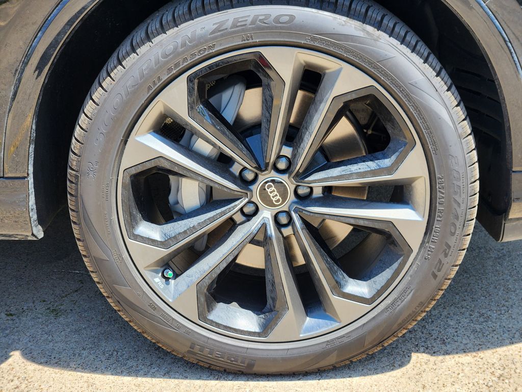 new 2025 Audi Q7 car, priced at $77,750