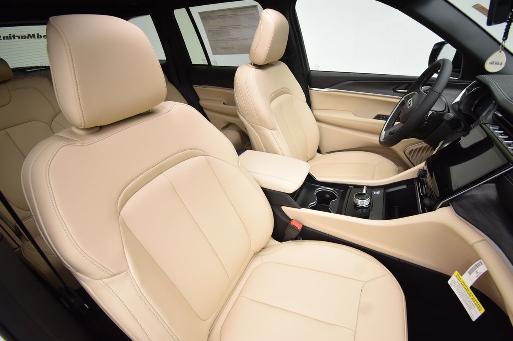 new 2025 Jeep Grand Cherokee car, priced at $49,254