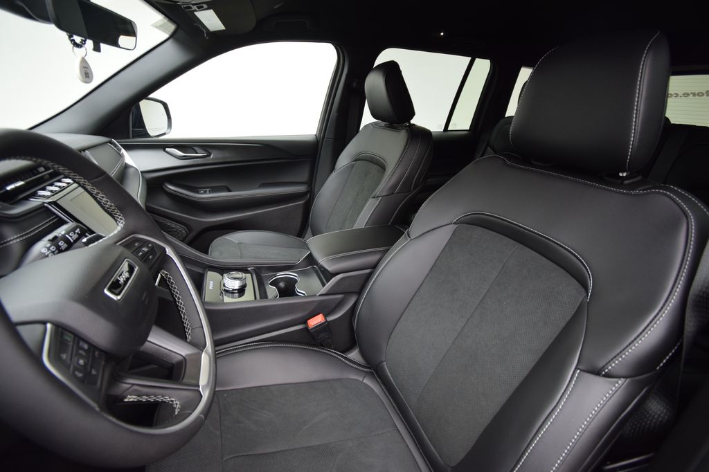 new 2025 Jeep Grand Cherokee car, priced at $37,308