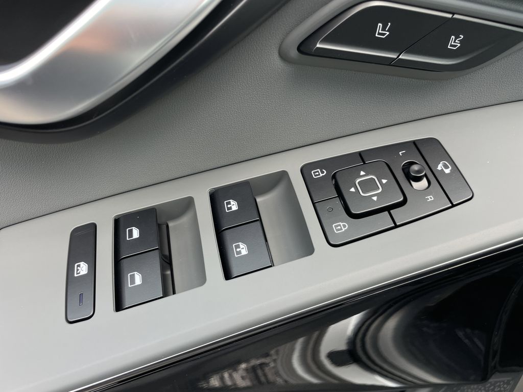 new 2025 Kia Niro car, priced at $33,084