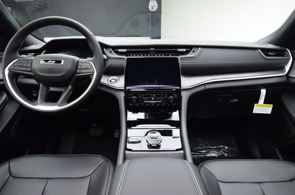 new 2025 Jeep Grand Cherokee car, priced at $46,126