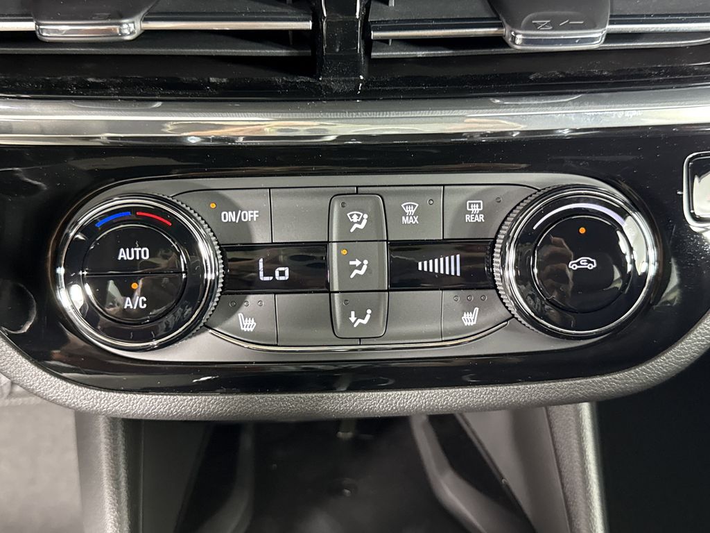 new 2025 Buick Envista car, priced at $29,869