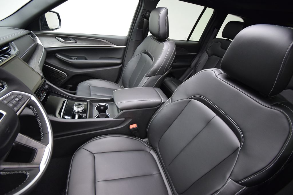 new 2025 Jeep Grand Cherokee car, priced at $52,550